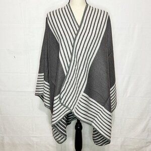 NWOT Belle De Jour Gray White Sweater Poncho One-Size